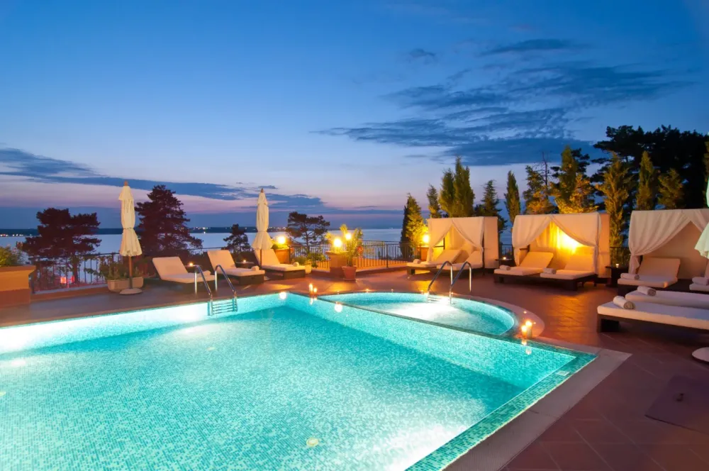 Hotel avec piscine à PRADINES